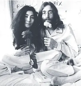  ??  ?? Yoko y John en su famosa manifestac­ión por el amor en la cama