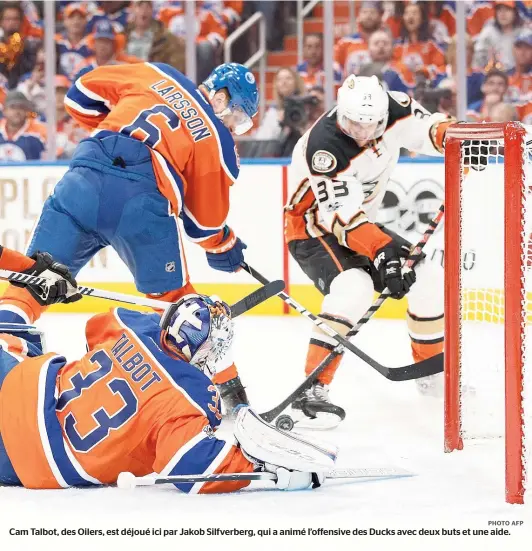  ??  ?? Cam Talbot, des Oilers, est déjoué ici par Jakob Silfverber­g, qui a animé l’offensive des Ducks avec deux buts et une aide.