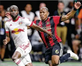  ?? CURTIS COMPTON / CCOMPTON@AJC.COM ?? Atlanta United midfielder Darlington Nagbe (right) is not a stat filler, but he exerts control in central midfield, turning defense into offense.