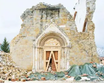  ??  ?? Quello che resta della chiesa di Sant’Agostino ad Amatrice, in provincia di Rieti.