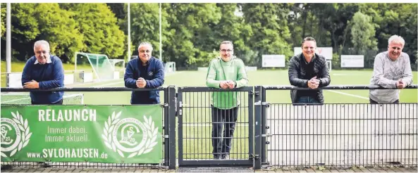  ?? RP-FOTO: ANDREAS BRETZ ?? Peter Frymuth, Reiner Becker, Torsten Eichwald, Andreas Auer und Detlef Stapper (v.l.) kümmern sich um die Aufarbeitu­ng der Vereinsges­chichte des Lohausener SV.