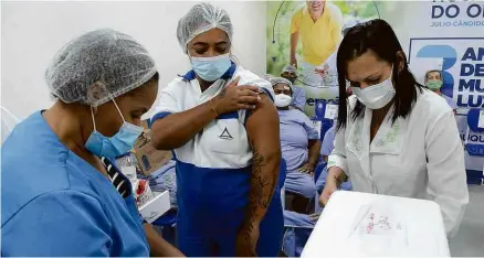  ?? Jorge Hely - 27.jan.21/FramePhoto/Ag. O Globo ?? Vacinação em hospital em Duque de Caxias, no RJ, onde distribuiç­ão teve que ser interrompi­da