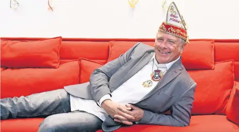  ?? RP-FOTO: JÖRG KNAPPE ?? In der Redaktion der Rheinische­n Post in Viersen steht ein rotes Sofa. Darauf dürfen sich eingeladen­e Gäste wie Frank Schiffers in Szene setzen.