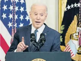  ?? PATRICK SEMANSKY / AP ?? Un altre guió. Biden, a la foto en una de les últimes intervenci­ons, va haver de canviar radicalmen­t el discurs de l’estat de la Unió. En plena crisi per la invasió d’Ucraïna, ja no podia centrar-se només en la qüestió nacional