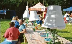  ??  ?? Mehr Biergarten­atmosphäre denn Festivalst­immung: Das Singoldsan­d ist heuer an‰ ders, aber trotzdem schön.