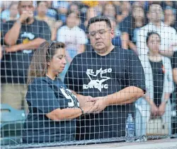  ??  ?? Pareja Se conmueve en el homenaje a las víctimas