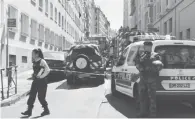  ??  ?? Un militaire français et une policière sur les lieux de l’arrestatio­n à Marseille de deux suspects soupçonnés de préparer un attentat, hier.