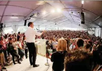  ?? Ansa ?? Di gruppo
Il comizio di Matteo Renzi ieri alla Festa dell’Unità abolisce il topos del capo solitario