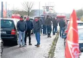  ?? FOTO: DETLEF ILGNER ?? Die Beschäftig­ten kamen mit ihren Autos zur Kundgebung der IG Metall im Nordpark.