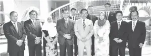  ??  ?? KETUA Menteri Datuk Seri Panglima Musa Haji Aman (berdiri, empat dari kanan) dan Ketua Setiausaha Politik kepada Ketua Menteri Datuk Nizam Abu Bakar Titingan (empat dari kiri) bersama setiausaha-setiausaha politik kementeria­n di lobi bangunan DUN Sabah.