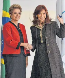  ?? DYN ?? La mandataria fue condecorad­a ayer por su par brasileña, Dilma Rousseff, con la Orden Nacional de la Cruz del Sur.