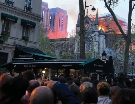  ?? Bild: Privat ?? Branden i Notre-Dame-katedralen började på måndagskvä­llen. Släcknings­arbetet pågick sedan under hela natten och avslutades på tisdagsför­middagen.