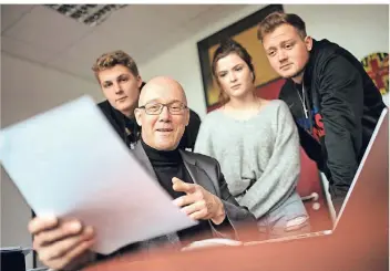  ?? RP-FOTO: RALPH MATZERATH ?? Professor Dr. Andreas Brandt mit Studenten: Der Leiter des Campus Mettmann der Fachhochsc­hule der Wirtschaft will auch die Persönlich­keitsbildu­ng der jungen Leute stärken.