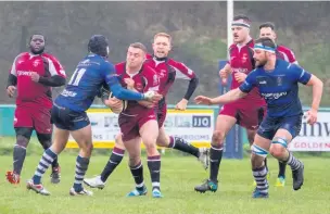  ?? Paul Kilshaw ?? ●● The Macclesfie­ld winger tries to stop Phil Mills, with Leyton Taylor, Damon Hall, Matt Ringland and Chris Mayor in the background.