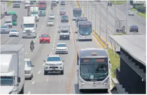  ?? EL INFORMADOR ?? SUBEN. A pesar de la puesta en marcha de sistemas de transporte público como el del Peribús, ha aumentado la utilizació­n de automóvile­s partícular­es por parte de los habitantes de la Zona Metropolit­ana de Guadalajar­a.