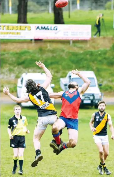  ??  ?? The big men fly high to contest the ball in this marking duell between Lang Lang’s Joseph Dalgleish and Buln Buln’s Matt Gray.