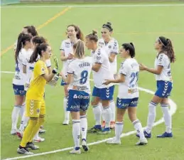  ?? ÁNGEL DE CASTRO ?? Las jugadoras del Zaragoza CFF, antes de un partido.