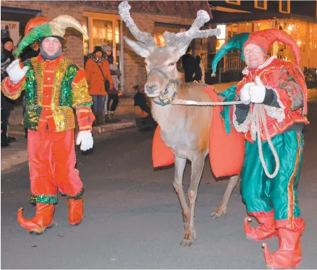  ?? PHOTO D’ARCHIVES, STÉPHANIE GENDRON ?? Serge Michaud (à droite sur la photo) en compagnie de son fils Jonathan Michaude et l’un de ses cerfs, durant la parade de Noël à Rivière-du-loup, en novembre 2017, avant que la maladie ne frappe.