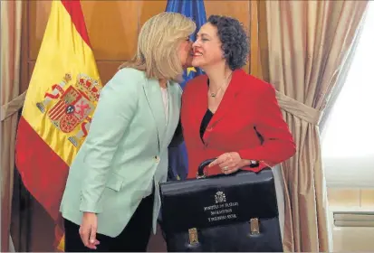  ?? EFE ?? De izquierda a derecha Fátima Báñez y Magdalena Valerio en el traspaso de la cartera de Trabajo.