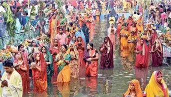  ?? R.V. MOORTHY ?? Devotees offer prayers at an artificial pond created for the festival at Sanjay Lake near Lakshmibai Nagar in New Delhi on Sunday.