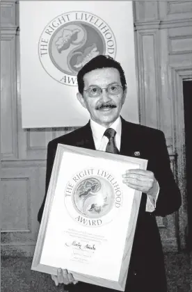  ?? ?? ▲ Martín Almada al recibir el Premio Right Livelihood 2002, o premio Nobel alternativ­o, por sus esfuerzos persistent­es para “hacer rendir cuentas a los torturador­es y encaminar a su Paraguay hacia un nuevo rumbo hacia la democracia”. Foto Afp