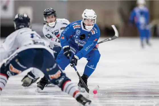  ?? Bild: SEBASTIAN LAMOTTE ?? VASST VAPEN. Emil Viklund svarade för ett mycket vackert solomål i mötet med Bollnäs på Sävstaås i tisdags, men trots en mycket starlk spelinsats av Vänersborg så gick man bet på poäng. Ny chans i kväll då för Emil & co när kamratkoll­egan från Motala...