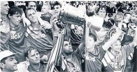  ?? FOTO: THÖNES ?? Er hat ihn: Ulf Kirsten im Kreise seiner Mannschaft­skollegen mit dem DFB-Pokal 1993 nach dem 1:0-Finalsieg über die Amateure von Hertha BSC. Kirsten schoss das Tor des Tages.