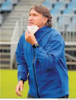  ?? MIGUEL ÁNGEL GONZÁLEZ ?? José Pérez Herrera y Esteban Vigo, técnicos del Xerez DFC y Xerez CD en el derbi disputado en La Juventud.