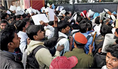  ?? AFTAB ALAM SIDDIQUI ?? SAY Q FOR EMPLOYMENT The rush at a job fair in Patna