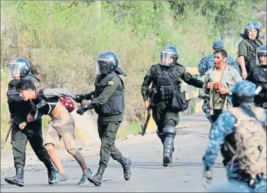  ?? STR / AFP ?? La policía detiene a dos seguidores de Morales en Sacaba, provincia de Chapare, Cochabamba