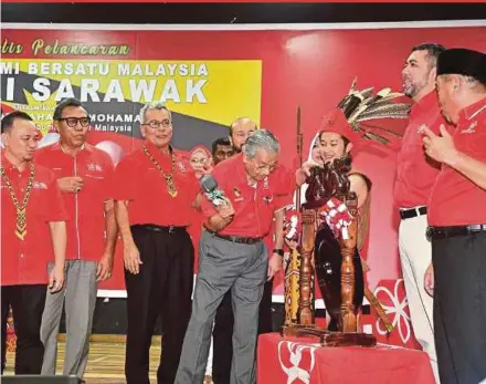  ?? BERNAMA PIC ?? Prime Minister Tun Dr Mahathir Mohamad launching Parti Pribumi Bersatu Malaysia’s Sarawak chapter in Bintulu on Saturday.