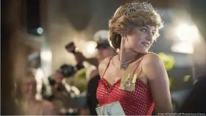  ??  ?? Emma Corrin en "The Crown".