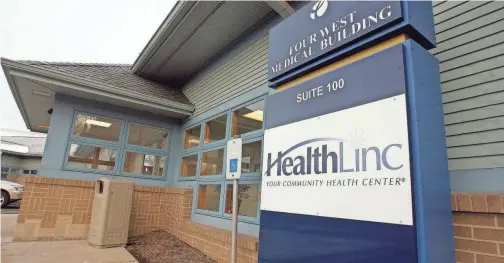  ?? GREG SWIERCZ/ SOUTH BEND TRIBUNE ?? HealthLinc is taking on some of Beacon Medical Group's Medicaid patients. This clinic at 420 W. 4th St., in Mishawaka, is among HealthLinc's local sites.