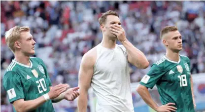  ?? AP ?? Julian Brandt, Manuel Neuer y Joshua Kimmich, de Alemania, salen del estadio luego de su derrota ante Corea del Sur en la Copa Mundial de Fútbol.