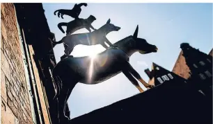  ?? FOTO: DPA ?? In Bremen erinnert eine Statue an die Stadtmusik­anten aus dem Märchen: Esel, Hund, Katze und Hahn.