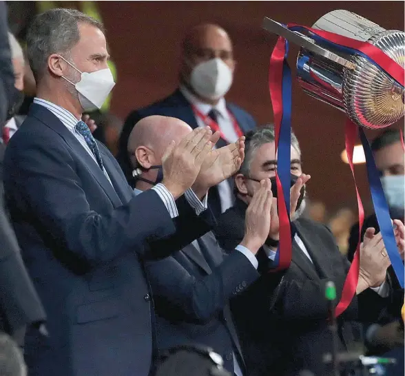  ??  ?? Messi levanta el trofeo de la Copa del Rey, que recibió de manos de Felipe VI