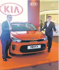  ??  ?? TERBAHARU: Nazman (kiri) dan William bergambar di hadapan All-New Kia Rio, selepas perlancara­n kenderaan segmen B generasi keempat itu sungguh elegan di Vivacity Mall semalam.