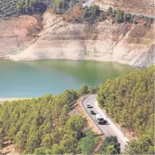  ?? // VALERIO MERINO ?? Vehículos circulan junto al embalse del sur de la provincia