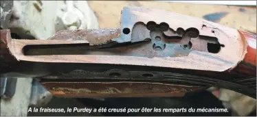  ??  ?? A la fraiseuse, le Purdey a été creusé pour ôter les remparts du mécanisme.