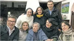  ?? ?? En familia. Con su madre, de 91 años, y casi todos sus hermanos.