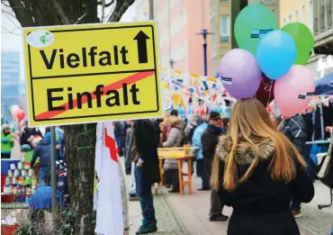  ?? Foto: dpa/Jens Wolf ?? Menschen drängen sich 2016 auf der »Meile der Demokratie« in Magdeburg.