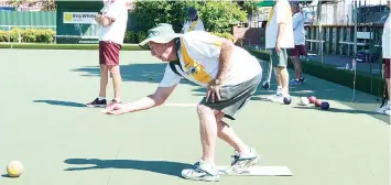  ?? ?? Above: Bob Currie bowls for Warragul against Drouin in division one on Tuesday.