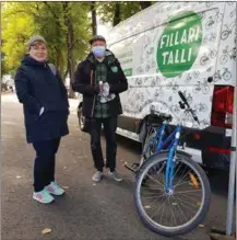  ??  ?? UNDERHÅLL. Tanja Vienonen passade på att få lite cykelservi­ce av Anton Suominen på pop-up-verkstaden vid Rettigbrin­ken.