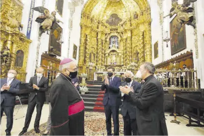  ?? A.J. GONZÁLEZ ?? ►► El obispo de Córdoba, ante Nieva, Pascual, Bellido y representa­ntes de la Fundación Endesa.