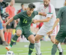  ?? EFE/EPA/BALAZS CZAGANY ?? Daniel Arzani, izquierda, es el jugador más joven de la Copa.