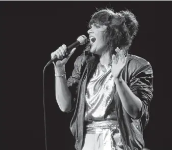  ?? Kirk West / Getty Images 1981 ?? Linda Ronstadt performs in Illinois in July 1981. Her last concert was in 2009. Parkinson’s disease destroyed her ability to sing.