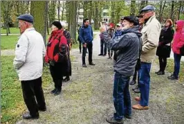  ??  ?? Eckart Göbel (hinten, Mitte) und Thomas Bleicher (vorn rechts) wussten viel Interessan­tes über die Bäume auf dem Friedhofsg­elände zu erzählen. Foto: Michael Grübner