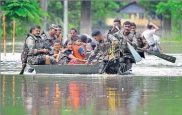  ?? AFP ?? Army personnel evacuate villagers in the floodhit Jakhalaban­dha area in Koliabor, some 186km from Guwahati, in Assam on Sunday.