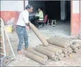  ?? HTPHOTO ?? Oxygen cylinders at KGMU.