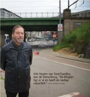  ??  ?? FOTO PATRICK DE ROO Erik Heylen van TreinTramB­us aan de Stenenbrug. “De Ringlijn ligt er al en heeft de nodige capaciteit.”